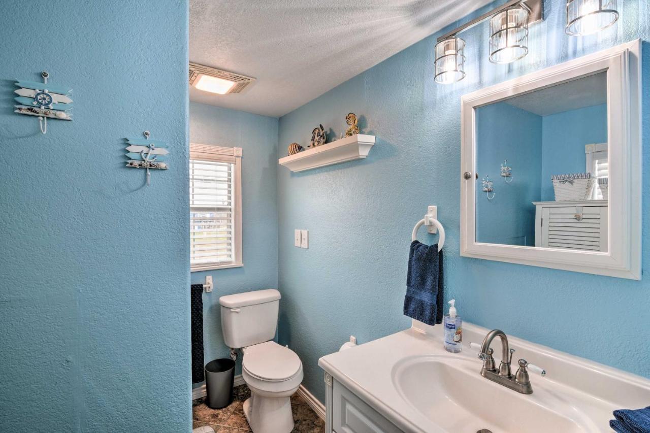 Surfside Beach Gem With Deck - 1 Block To Shore! Freeport Eksteriør billede