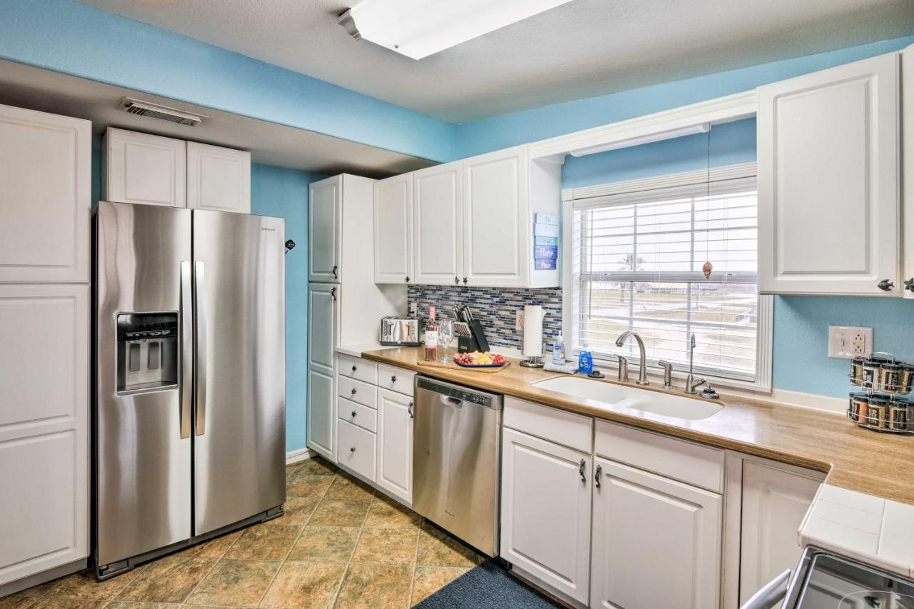 Surfside Beach Gem With Deck - 1 Block To Shore! Freeport Eksteriør billede
